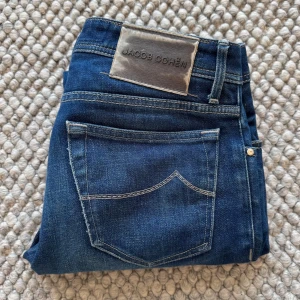 JACOB COHEN JEANS  - Jacob Cohen Jeans - Storlek: 29, Benlängd 100cm, midja 39cm - Modell: 622 Slim fit - Nypris 5000kr - deluxecloset