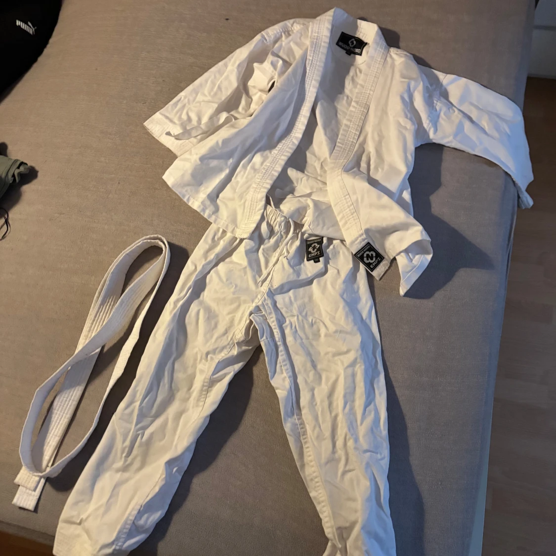 Vit kampsportsdräkt med bälte - 1