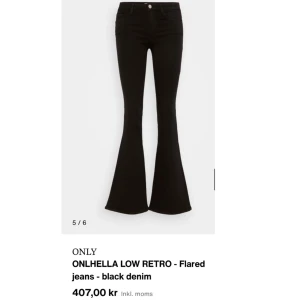 Low waist bootcut jeans  - Jätte fina low waist bootcut jeans från Only. Super sköna och bara använda 2 gånger! Passar mig som är 167cm. Pris kan diskuteras vid snabbt köp 💗💗