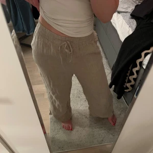 Linnebyxor - Säljer dessa perfekta linnebyxorna från Gina med snörning i midjan och två stora fickor fram. Köpta för två år sedan men använda endast ett fåtal gånger, då jag redan har flera par! Köpta för 599kr. Är 165cm för referens, du kan vika upp byxorna i midjan om man skulle vilja det 🩷