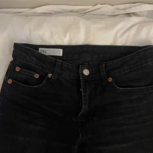 Svarta jeans från Zara - Snygga svarta jeans från Zara som endast är använda ett fåtal gånger!!