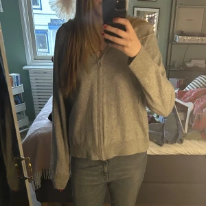 Grå kashmirblandad hoodie från H&M - Grå kashmirblandad zip hoddie. Tröjan har ett litet hål i armen🩶