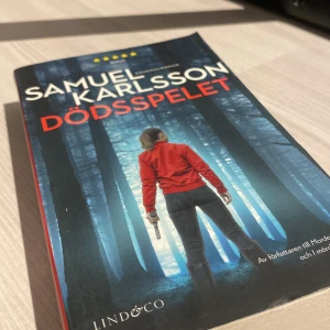 Dödsspelet - Spännande kriminalroman av Samuel Karlsson. Boken 'Dödsspelet' är den fjärde delen om kriminalinspektör Jessica Jackson. Perfekt för dig som älskar deckare och spänning. Väldigt bra skick då jag är bokens första ägare!🙌🏼 Väldigt bra bok för dig som gillar serien eller för dig som vill hoppa in i den spännande serien då böckerna inte är beroende av varandra🥰Frågor går jätte bra att ställa och pris kan diskuteras!!❤️‍🔥❤️‍🔥🔥🔥