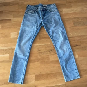 Drain jeans - Snygga blå jeans från Drain med låg midja och super slim passform. Perfekta för en stilren look. Klassisk femficksdesign och dragkedja i gylfen. Jag är 174cm lång och dessa jeans passar mig ganska slim och är perfekt längd.