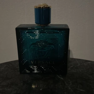 Versace parfym  - Säljer en flaska Versace  Deo/parfym Flaskan är fyrkantig och har en djupblå färg med ett elegant mönster. Korken är blå med gulddetaljer. Perfekt för den som vill ha en fräsch och maskulin doft. Använd ca 5-6 gånger 