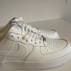AIR FORCES VITA - Ett par feta och fräscha air forces som jag fick i present men det passade it mig så jag valde att sälja dem. De är oanvänd och helt nya.