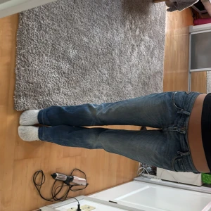 Replay jeans  - Snygga blå jeans från Replay i modellen Wendie. De är väldigt bra skick men använda. De har logga broderad på baksidan och framfickor av siden och är bootcut och lowwaist 💗är storlek 31/34 men passar både s/m. De är inte stretchiga💗