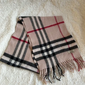Burberry Halssduk - Säljer denna feta halsduk från Burberry! Den är riktigt fräsch å ser ut som ny! HMU om just du är sugen!🫡