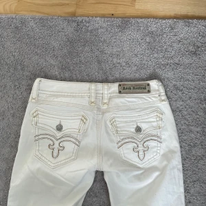 Vita jeans från Rock Revival - Oanvända och raka modellen✨ midjemått: 43cm tvärs över innerbenslängd: 86cm