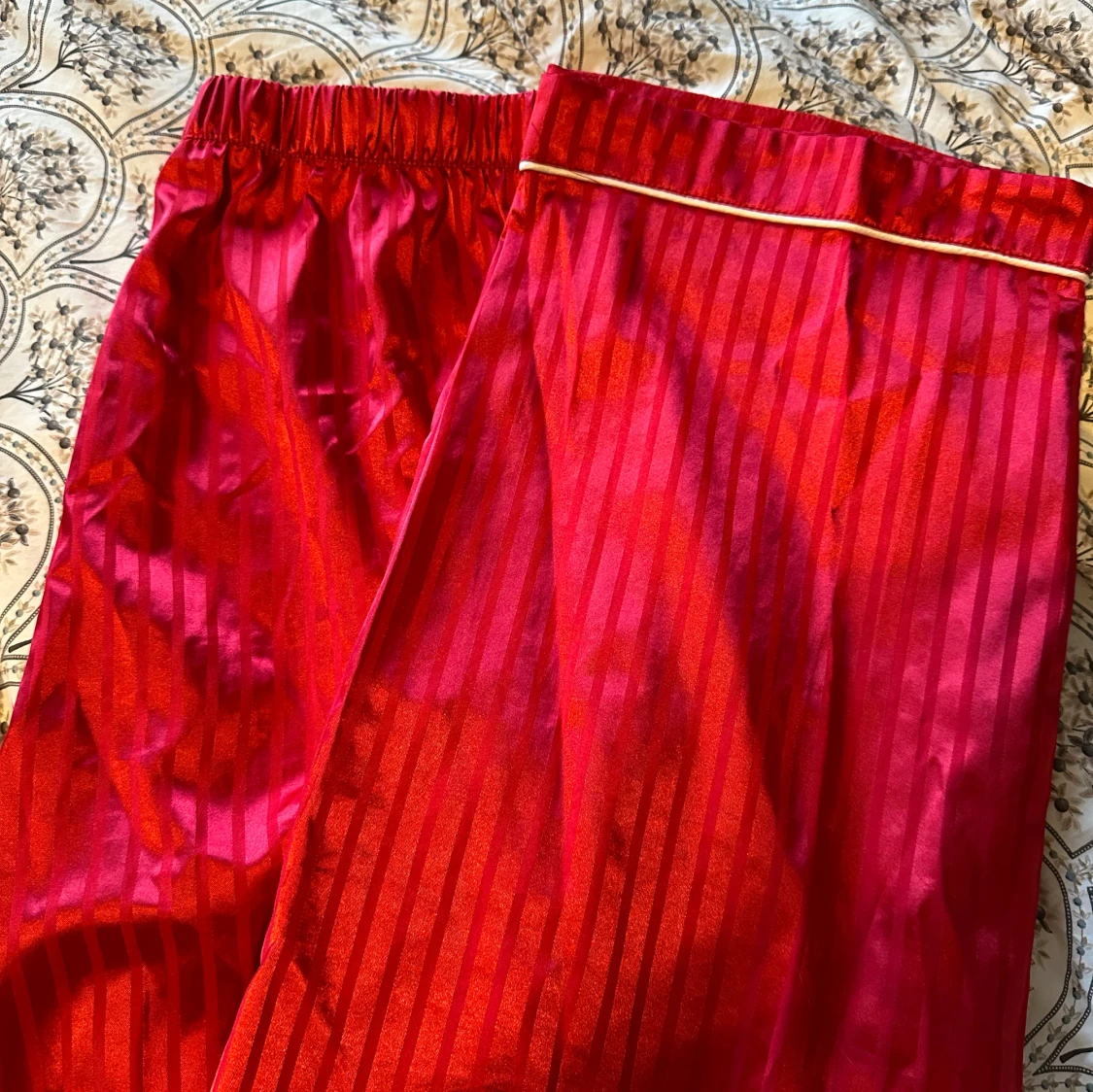 Röda satinbyxor - 1