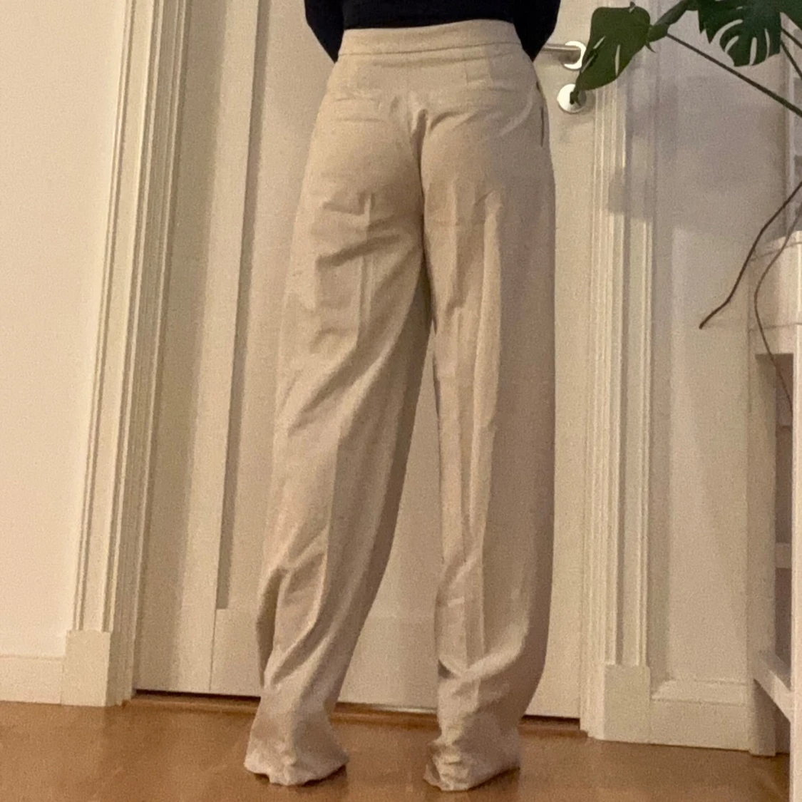 Beige vida kostymbyxor med hög midja - 2