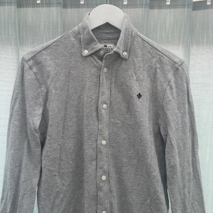 Skjorta Morris - Säljer nu denna snygga gråa Morris skjortan i storlek S | Skick 8/10 Inga skador eller defekter | Hör av dig vid lilla minsta fundering💭