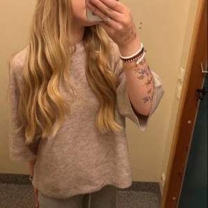 Beige stickad tröja från lager 157 - Mysig beige stickad tröja, storlek S, döljer då den är för stor för mig, inga märkten elelr fläckar, köpt för 200 säljer för 70 köparen står för frakt🤞🏻🤞🏻