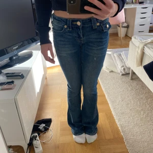 Blå Joey Low Rise Flare Jeans - Säljer dessa jätte fina true religion jeans. De är helt oanvända och prislappen är kvar. Säljer på grund av att de är lite långa på mig som är 158. Hör av er vid frågor. Nypris är 1400 kr💕💕