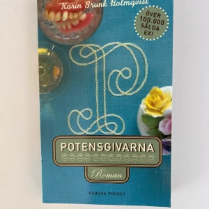 Potensgivarna - Romanen 'Potensgivarna' av Karin Brunk Holmqvist är en humoristisk och varm berättelse om systrarna Tilda och Elida. Boken har blivit en läsarfavorit med över 100,000 sålda exemplar. Den handlar om deras äventyr med en postorderfirma för potenshöjande medel. Oläst!