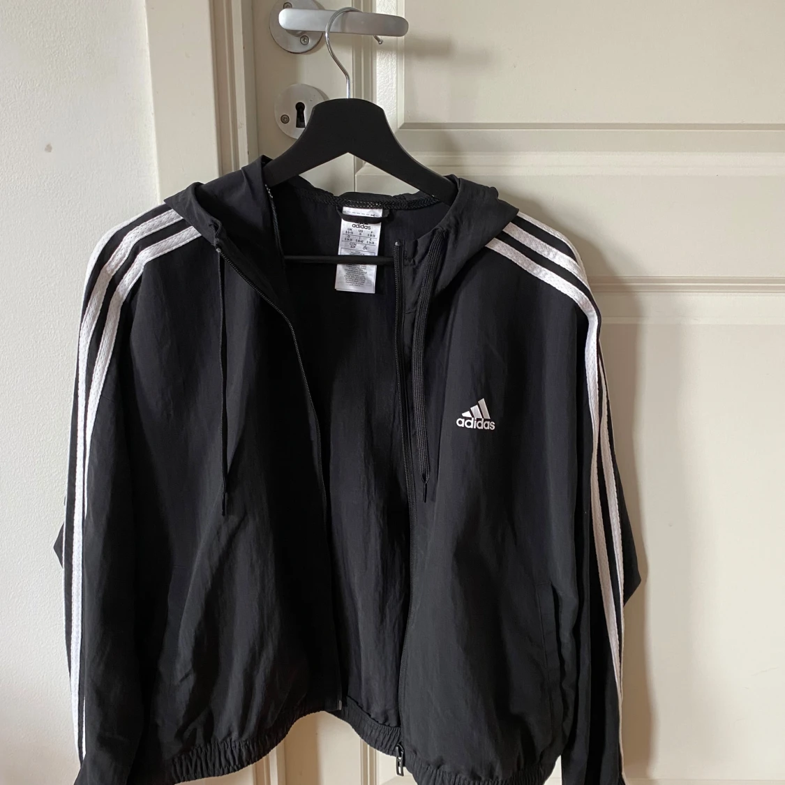 Svart vindjacka från Adidas - 2