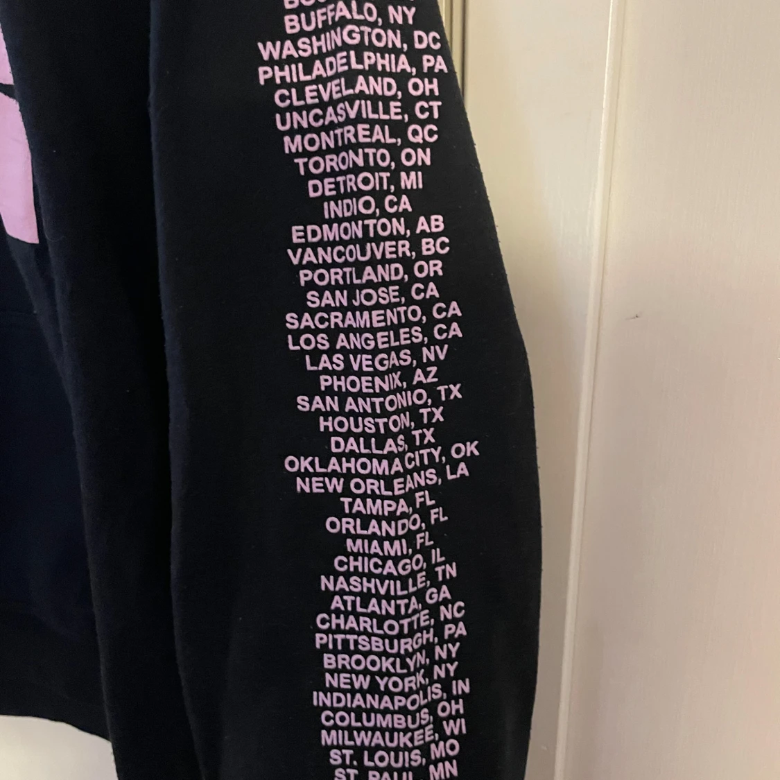 Svart Ariana Grande hoodie  - 3