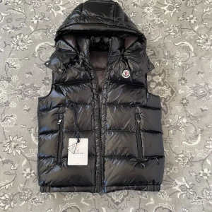 Moncler bormes vest  - Moncler bormes vest, helt ny aldrig använd, tags medföljer. NFC tag. Storlek 1