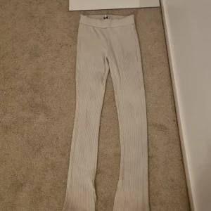 Beige ribbade byxor - Köp via postnord kom privat och prata om vad du vill betala för dessa byxor