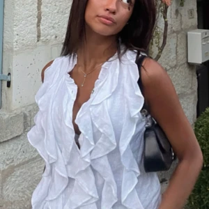 Top med volanger - En  vit blus med volanger framtill. Endaste använd 1 gång, köpte från Zara 2023 i Frankrike 💕Superfin