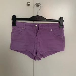 Lila jeansshorts - Lila lågmidjade jeansshorts från hm. Strl 34. Skriv för mått💜