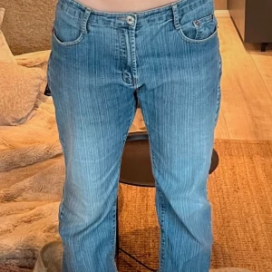 Blå jeans - Jätte snygga blå jeans från H&L!✨️ Stl 38 men är stora i storleken så mer lik stl 40. 👖Fickorna har en fin design och byxorna har en fin tvätt, säljer dem pga att de är för stora för mig!!🌺 inga defekter förekommer