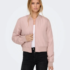 Rosa bomberjacka - Snygg rosa bomberjacka med dragkedja framtill. Jackan har en klassisk bomberstil med ribbade muddar vid ärmslut och nederkant. Perfekt för en stilren look.