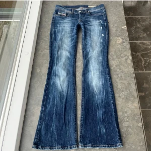 Jätte snygga Disel jeans❤️ - Jätte snygga diseljeans!! Lågmidjade & bootcut/utsvängda. Sitter jätte snyggt och är sjukt eftertraktade!!🥰 Midjemått= 41 cm ( med stretch) Midje höjd= 20 cm (lågmidjade!) Innerbenslängd=81 cm ❤️Ett litet, minimalistikt, hål vid midjan men som verkligen inte syns. Har coola slitningar/små hål som ska vara där vid låret (modellen) ❤️