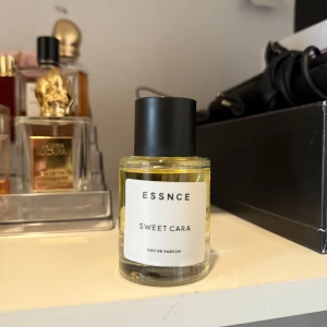 Essnce sweet cara  - Sweet cara från essnce. 50 ml ursprungligen, testad några gånger, mängd enligt bild. 