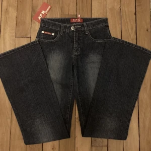 Y2k jeans - Sååå snygga bootcut jeans som jag köpte här på Plick men tyvärr för små! 35 cm midja 86 cm innerlängd. Bilder från förra ägaren 😊