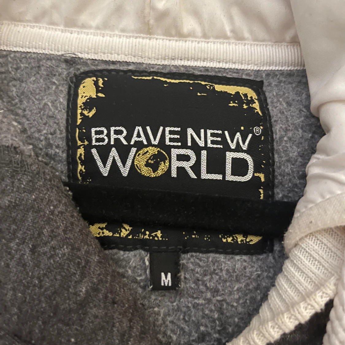 Grå och vit bomberjacka från Brave New World - 1