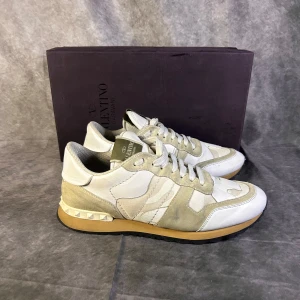 Valentino rockrunners skor -  fint skick | Size 41 men sitter mer som 42 | modell 180 63 kg | Följare får 100 kr rabbat | fraktar spårbart inom 24 timmar med PostNord eller instabox | Inget og medföljer 