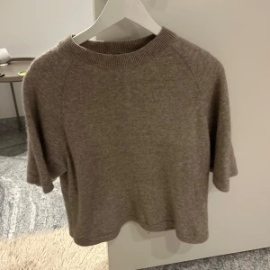 Beige stickad tröja - Säljer en beige stickad tröja med korta ärmar. Från & other stories, fint skick