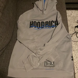 Hoodrich hoodie - Hoodrich hoodie som är riktigt skön och sitter bra! Lite fläckig på bilden för att den är lite otvättad. Pris kan diskuteras 
