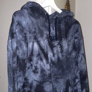 Random Bastards hoodie med batikmönster - En Random Bastards hoodie med batikmönster. Sparsamt använd, storlekslappen är bortklippt men den är antingen S eller M - unisex storlek. Ordinarie pris ca 900kr ❣️