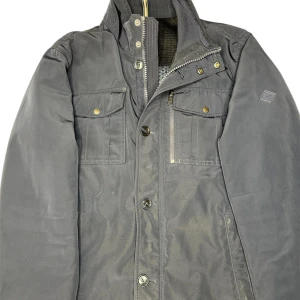 J.Lindeberg Jacka - Säljer just nu denna sjukt snygga j.lindeberg jackan i marinblått i storlek L