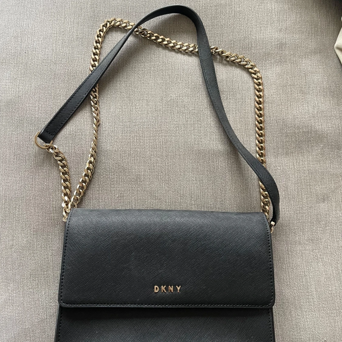 Svart axelväska från DKNY