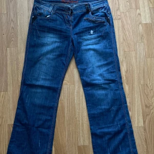Blå jeans med dragkedjedetaljer - Se sista bild för midjemått!💕Vintage jeans i gott skick. Har aldrig kommit till användning. Men är jätte snygga🔥
