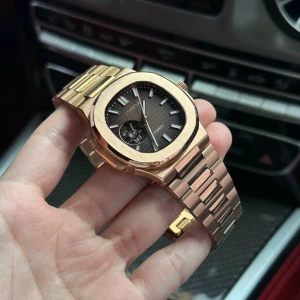 Seiko open heart Nautilus Mod - Nu är denna Seiko open heart Nautilus mod färdigbyggd och till salu. (Custom-made.) Klockan har Seikos automatiska NH38 urverk. Glaset är av safir och repas inte. Diametern är 41 mm. Klocklåda och verktygs-kit ingår. Övriga frågor? DM!