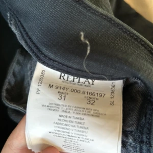 Replay Hyperflex Anbass Jeans - Snygga Replay Hyperflex Anbass jeans i en mörkblå nyans. De har en modern design med fem fickor och knappgylf. Perfekta för en stilren look. Knappt använda också!