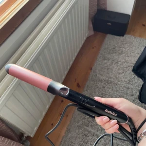 Rosa locktång från BaByliss - Rosenkvarts 32mm. 6 olika temperaturkontrolllägen och värmer upp till 210 grader. Den har bara använts ett par gånger.