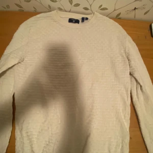 Vit tröja från GANT - Säljer en stilren vit tröja från Gant med Rut mönster. Pris kan diskuteras vid snabb affär 