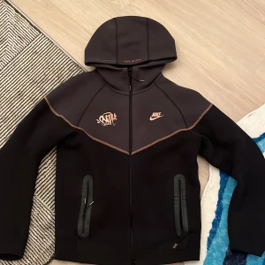 Syna x nike tech hoodie BARA. - Nike x syna hoodie oanvänt den va för smal. Jag köpte den från jd, den kommer INTE med kvitto eller byxorna. Skön och mjuk, stora fickor och fickor i hoodien. From colombia assembeld in colombia