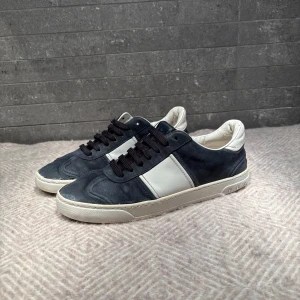 Valentino flycrew  - Säljer dessa tvär feta valentino flycrew i hyfsat bra skick dom är i mocka med färgen navy blå i mocka storlek 41 men passar 42-42,5 perfekta vår skor bra pris hör av dig vid minsta fundering mvh William                                                           Inget og tyvärr!