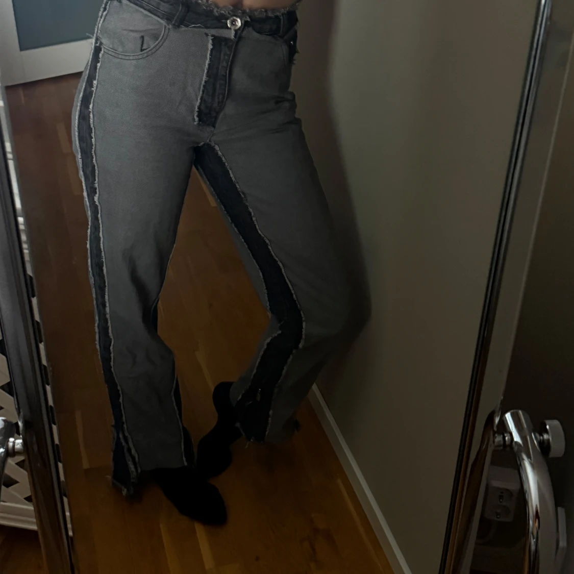 Grå jeans med dragkedja