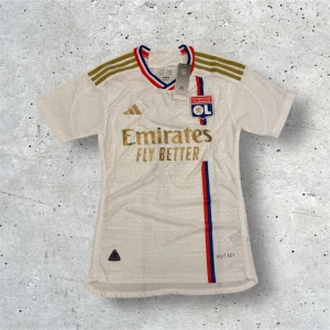 Lyon fotbollströja - Lyon Tröja | Storlek S | Skick 10/10 | Nypris 1000kr | Hör av er för mer information/bilder!