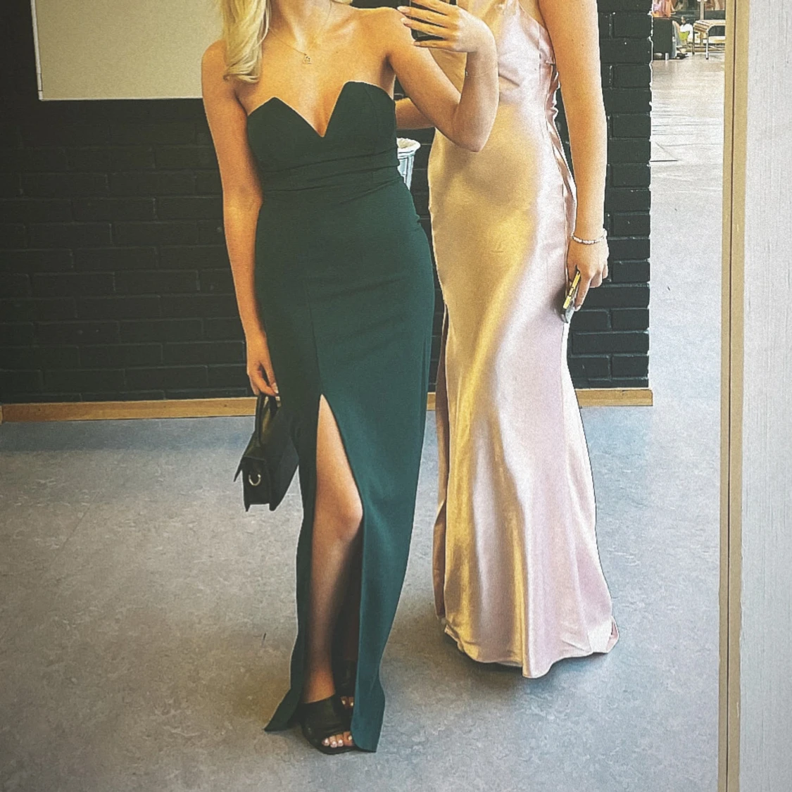 Mörkgrön axelbandslös klänning