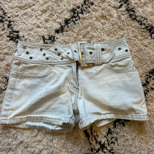 Shorts med bälte  - Jätte coola shorts med inbyggt bälte. 