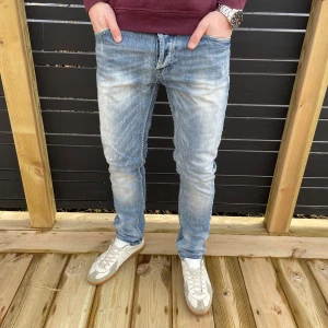 Replay jeans - Feta Replay jeans | storlek w33 | skick 8/10 ( liten defekt se bild) | sjuk tvätt svin feta | nypris 1600kr | vårt pris: 399kr | pris är diskuterbart| ställ frågor vid minsta lilla fundering// Torslanda closet😊