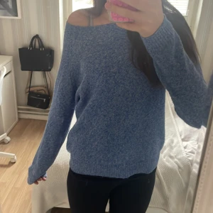 Blå stickad tröja från Vero Moda - Säljer en mysig blå stickad tröja från Vero Moda! Perfekt för kyliga dagar. Är som ny och vill sälja då jag fick den i en större storlek. Hör av vid intresse! 💙